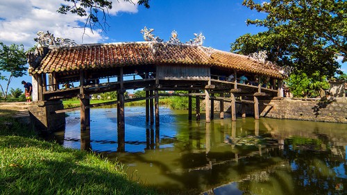 Мост с черепичной крышей Тханьтоан в городе Хюэ - ảnh 1